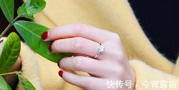 订婚戒指 订婚戒指戴哪个手指,看看你戴对了吗,戴错会被笑话哦