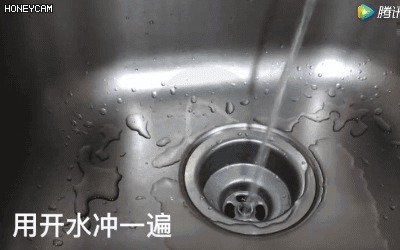 洗衣粉|下水道堵了,她随手丢进两块药片,不到1分钟就疏通了