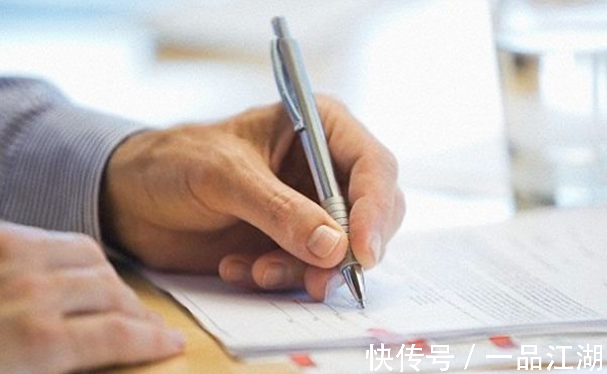 撇子|“左撇子”孩子比普通人更聪明?科学家左撇子远没你想的那么简单