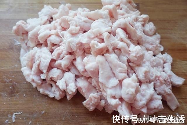 乳白色|熬猪油时,要不要放盐老厨师牢记4个窍门,久放不坏无异味