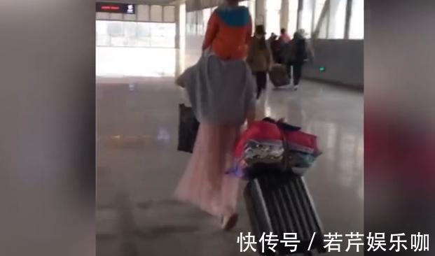 孩子|妈妈带孩子出远门,展现出带娃神技能,网友称:当妈后又“进化”