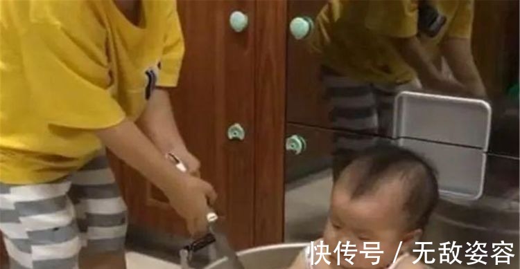 小树苗|熊孩子趁爸妈外出,把弟弟放进锅中加水“炖”了,爸妈发现很崩溃