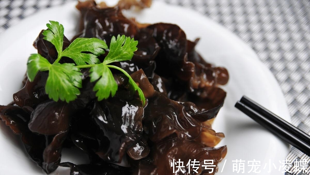 炒木耳时,总是“噼里啪啦”响,教你3招,木耳软嫩好吃不炸锅