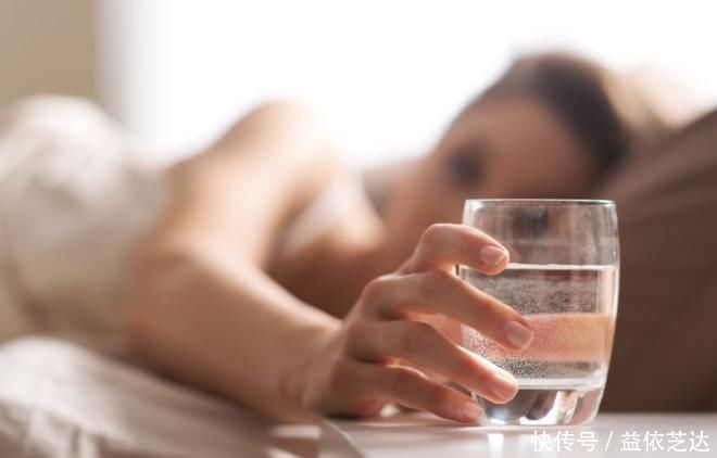 肠胃疾病|清晨起床不可空腹喝水专家给出明确回复,看完记得提醒家人