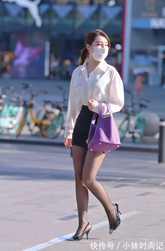 白衬衫|街拍美女:包臀裙配白衬衫,简单休闲的风格,穿出独特的知性与韵味