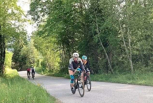 惊艳|泰王后宫妃子们首次曝光!陪同国王骑车好惊艳,难怪国王无法自拔