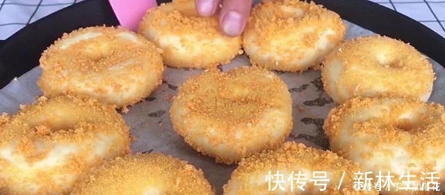 香甜|面粉里加2个鸡蛋，不用烤箱做小饼，香甜暄软，比面包简单好吃！
