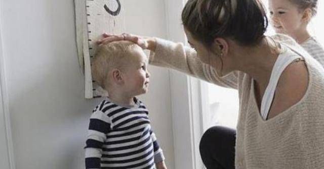 速食|4岁女童不再长高,比“垃圾”还脏的零食,多数孩子都在吃