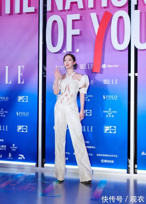 连衣裤|现在不流行叠穿了,看孟美岐的“独特系扣”,撞衫是不可能的