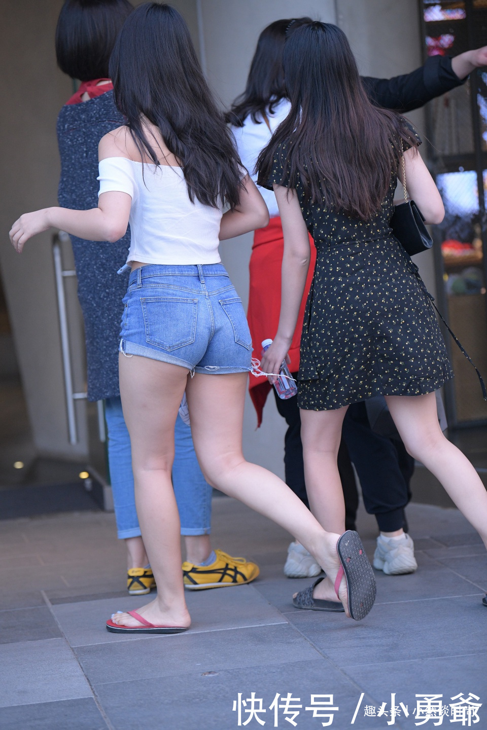 小姐姐参加粉丝聚会,白色套装清爽宜人,10厘米粉色拖拉板鞋抢眼