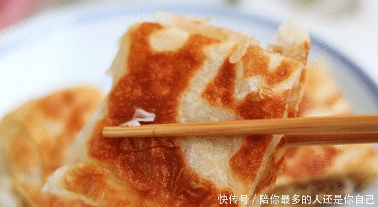 想吃香蕉饼不要出去买,教你在家做,香甜松软又好吃,5分钟出锅