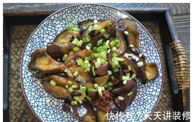 做法|炒茄子时,切记不要直接倒油,教你饭店做法,茄子不吸油不发酸