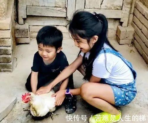 父母|二宝欲上前“捣乱”,被姐姐一个“眼神杀”吓退,乖怂表情亮了