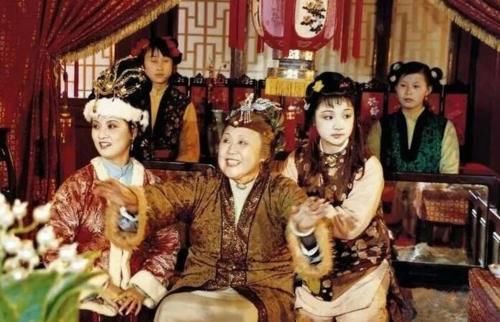 晴雯|王夫人欺瞒贾母，王熙凤背弃贾母，宝玉戏弄贾母，贾母却重拾威风