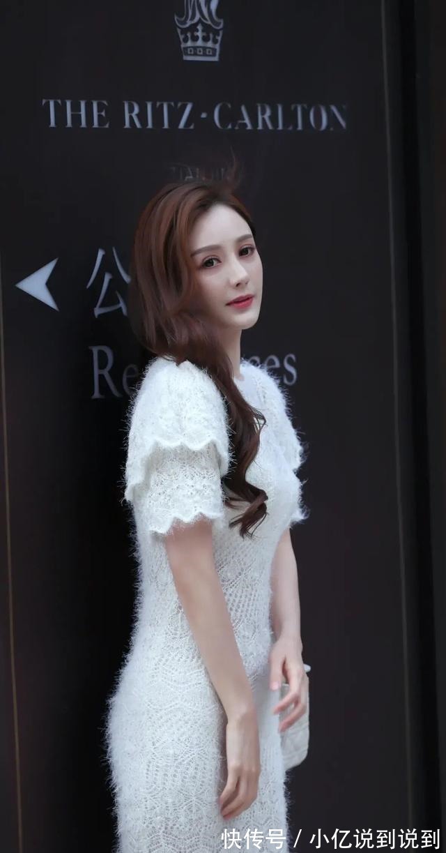 丹儿 夏末秋初的甜美风穿搭,白色短袖针织连衣裙,优雅大方显气质!