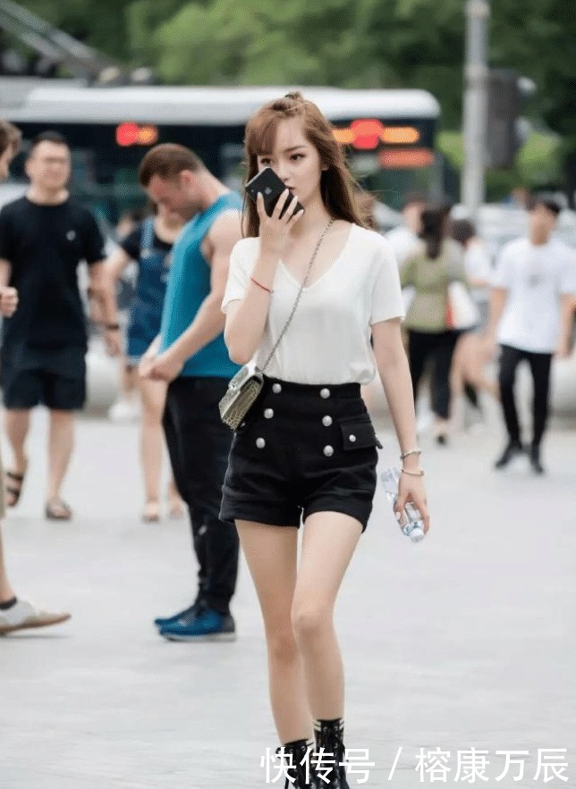 半丸子头美女,自带学生气息,一点抵抗力都没有!