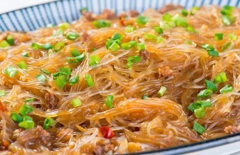 炒粉丝时,焯水后直接炒是不对的,多加一步,粉丝根根分明不结团