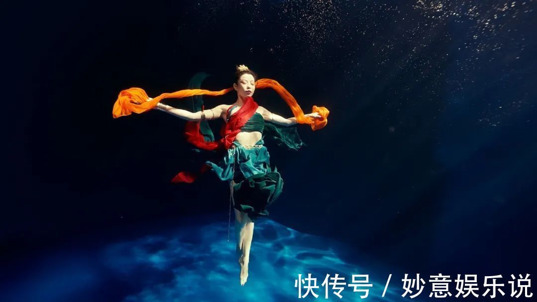 水下飞天上热搜!她在水下泡了26个小时演绎五彩洛神