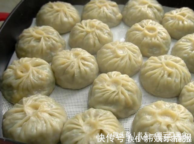 搅拌均匀|从小就爱吃的萝卜包子,不用发面,个个薄皮大馅,一顿至少吃5个