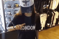 |搞笑GIF图:我总觉得姑娘这衣服是拼接的