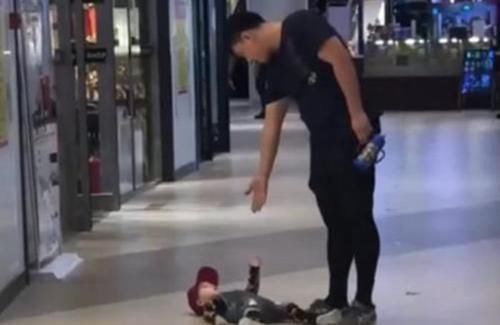 冷眼|孩子商场“发脾气”,父亲冷眼看了三个小时,网友:爸爸够狠