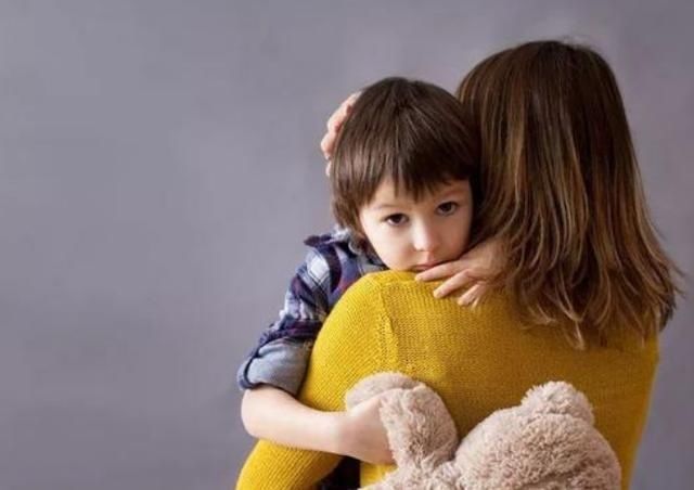 罚站|1岁宝宝犯错被罚站,使眼神向老爸求救,爸爸我也害怕