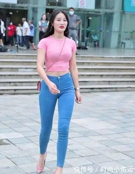 美女|性格率真的妹子,大秀“S型”身材,粉色小衫穿出“轻熟风”