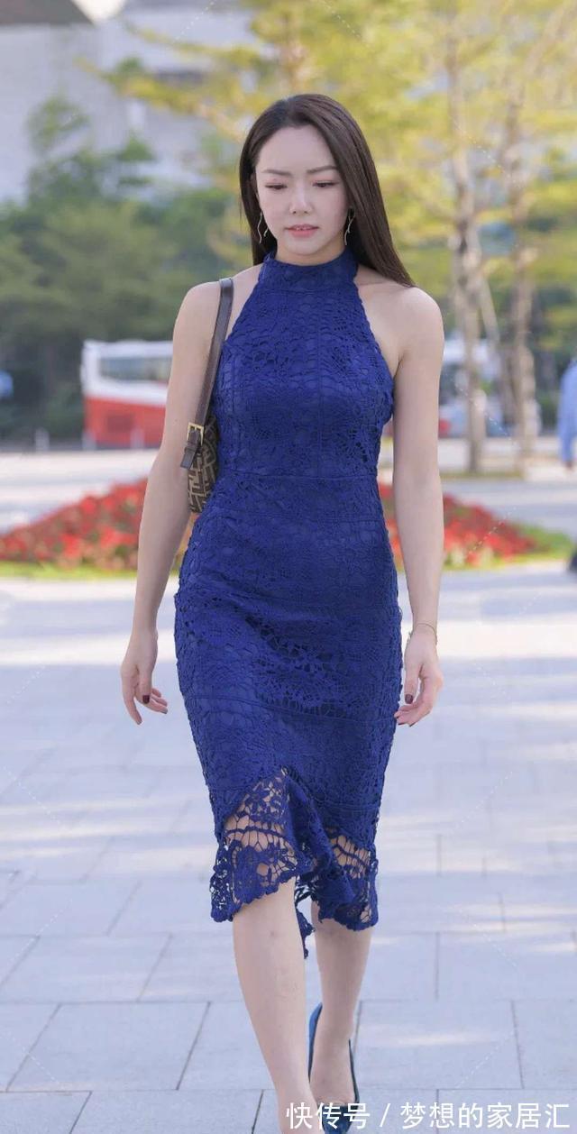 高跟鞋 美女脚上有一双尖头高跟鞋的点缀，给整体搭配注入了轻熟风的气息