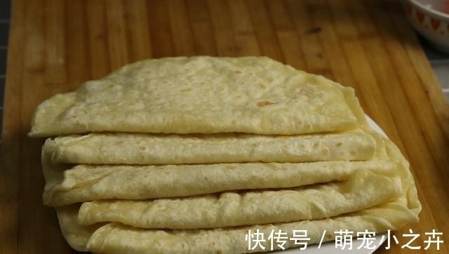 烙饼时,直接烙就大错特错了,多加这一步,饼柔软筋道,40秒两张