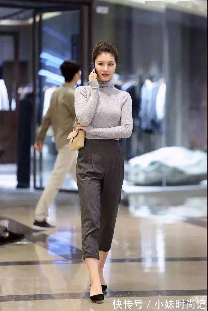 高跟鞋|街拍:美女一双尖头的高跟鞋穿搭在脚上,走在街上就是一个独特的时尚