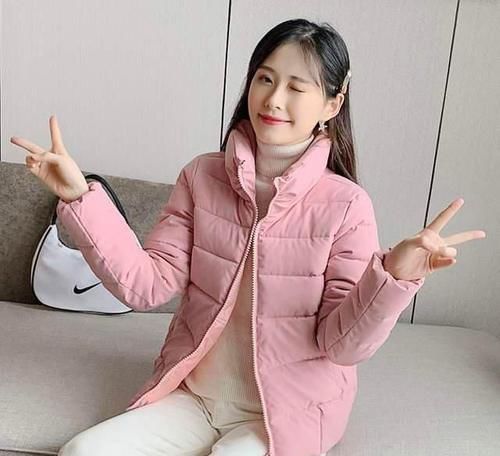 难怪今年不兴羽绒服，原来流行这“小棉服”，保暖又洋气超嫩美