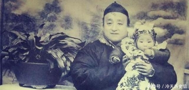 国家|这个婴儿出生时,国家派军队守护产房,还鸣13响礼炮庆祝