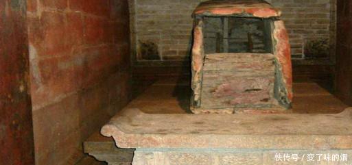 顿时|盗墓贼挖到皇帝陵,进入后看到这一景象,顿时跪在地上!