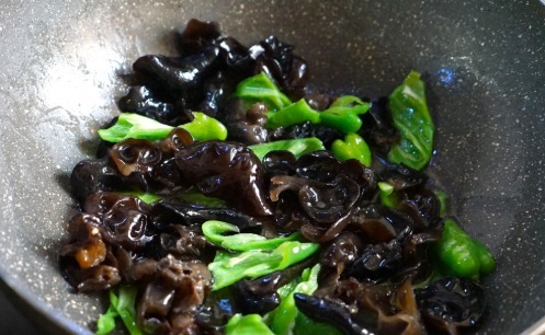 下饭|和黑木耳是绝配,这样炒开胃又下饭,冬天要多吃