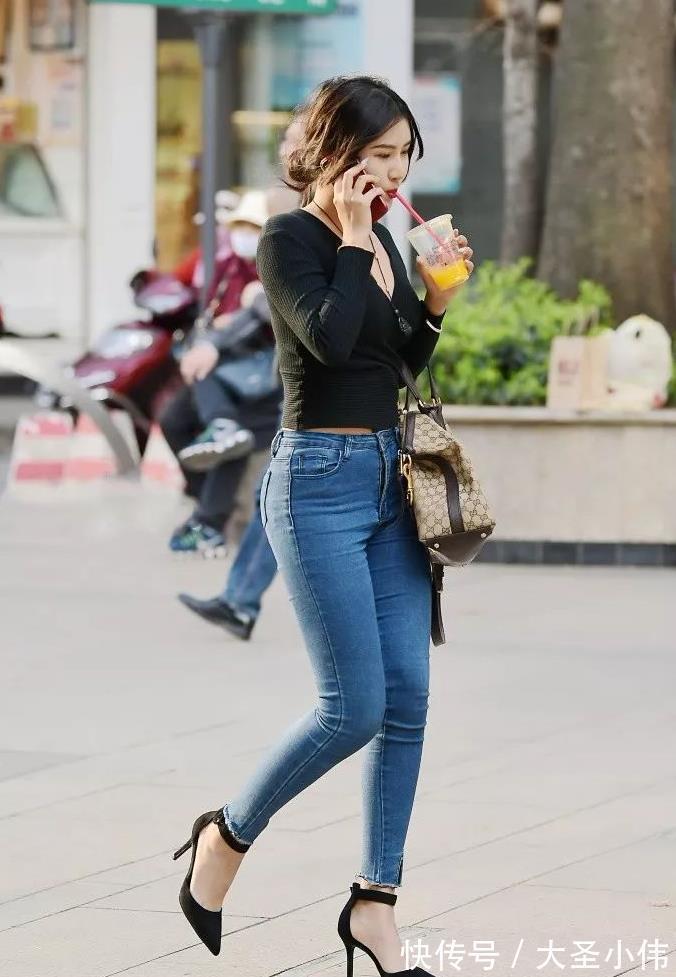 高跟鞋|美女街拍:小姐姐的穿搭很有趣,不仅时尚感强,非常精致的脸庞特别的讨喜!