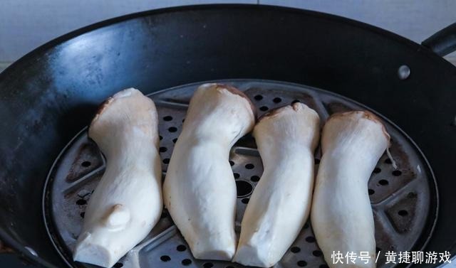我家杏鲍菇从不炒着吃,焯个水撕一撕,比吃肉香,连吃一周还是馋