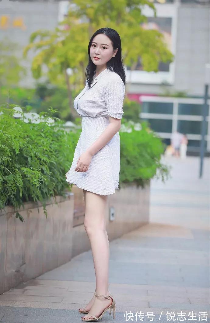 蕾丝|身穿衬衫的小姐姐，搭配高腰的半裙，身材比例显得更加的高挑