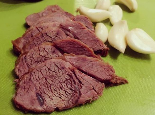 做酱牛肉，牢记“3泡2酱1色”，保证颜色红亮，酥烂入味，很筋道