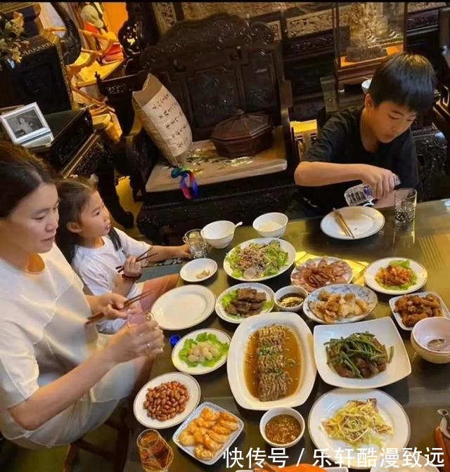 一儿一女|王楠身家过亿老公烧烤!桌上食物种类繁多,有钱人的生活丰富多彩