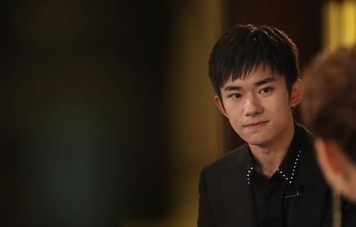 中国名人榜|四字弟弟的笑容,是最美的风景,易烊千玺的努力,让他风生水起!