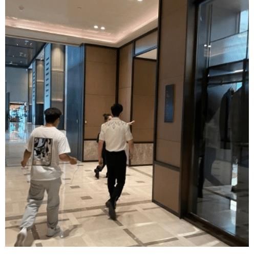 丁真|黃曉明開拍中餐廳5！新造型清爽帥氣，連腰身比例也好絕