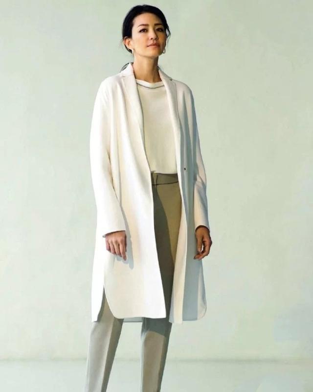 奔五女人别瞎穿,45岁日本博主私服太美了,这才叫真正的优雅大气