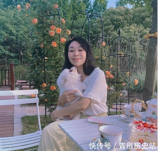 张馨予:“种花侍母”表孝心,母亲节前一天将一园子月季送给妈妈