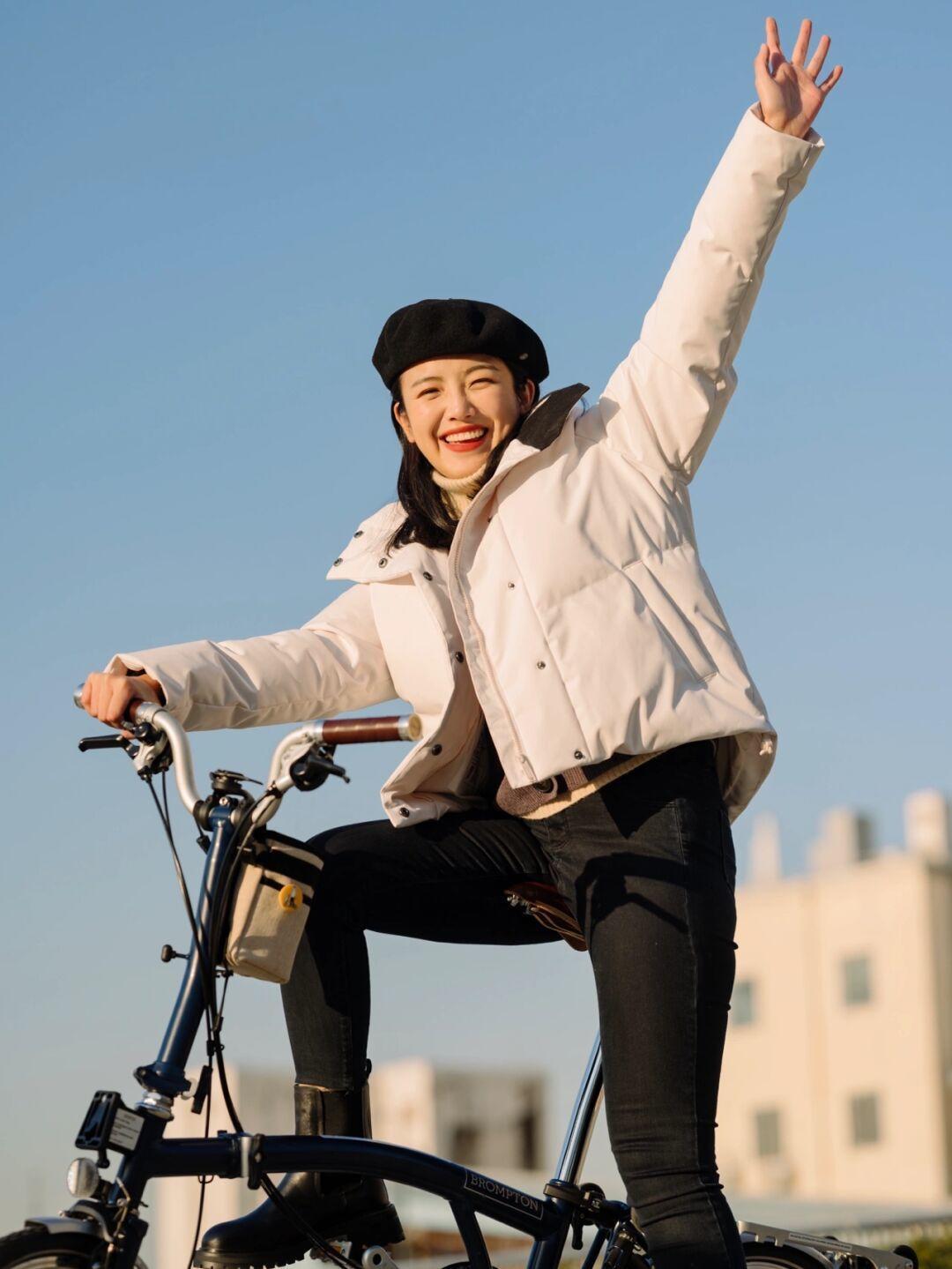 修身牛仔裤 寒冷的冬季怎么穿?羽绒服的搭配思路总结好了,穿出优雅时髦