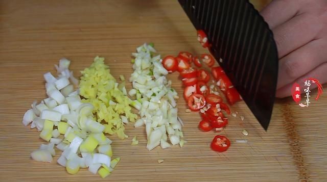  比肉|鱼香茄子怎么做才正宗？调对鱼香汁，无论怎么炒都香，比肉下饭