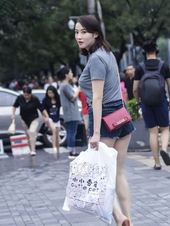 t恤 丰满时尚女人味十足,牛仔短裤简单搭配,三十岁女人才有的魅力