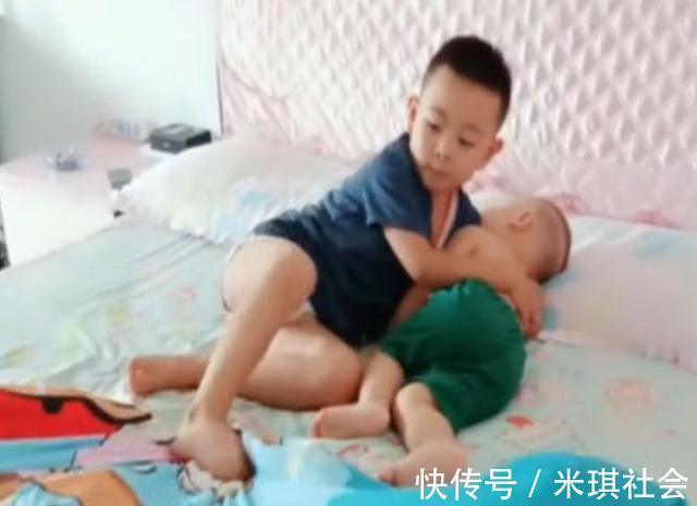 细心|哥哥式带娃也可以很赞,细心又有爱,网友:长大绝对是个好爸爸