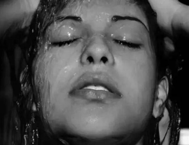 女子在沐浴,被他用铅笔画入画中,作品让人叹服