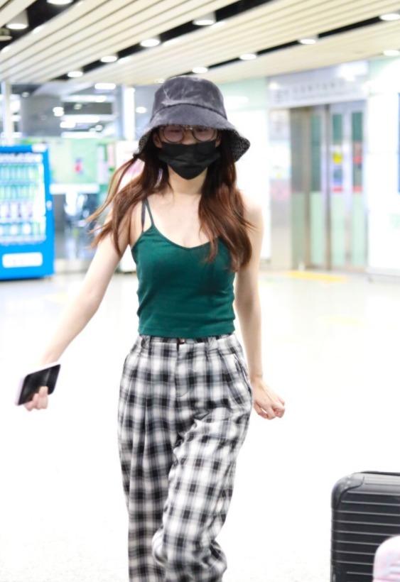 造型|郑合惠子的机场造型清爽洋气,吊带搭配格纹长款,又飒又美