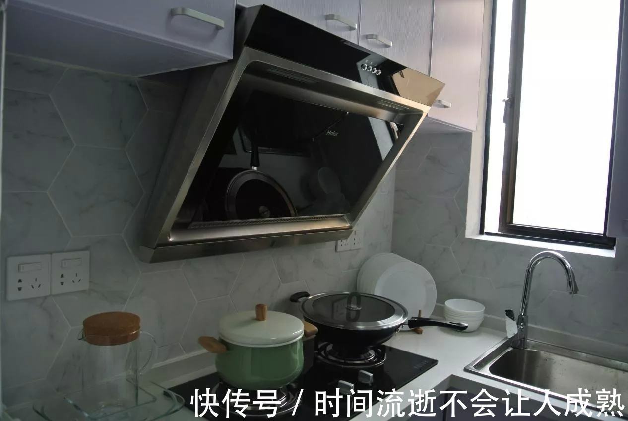 使用寿命|为什么有钱人厨房墙上不装插座听老电工的话,才知我家装错了